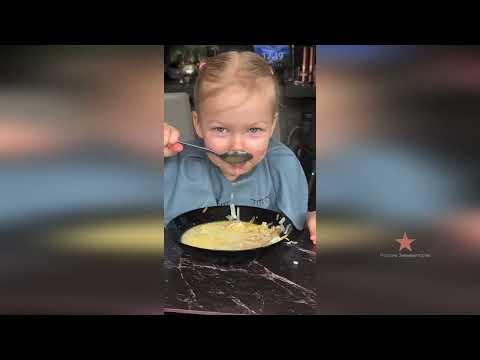 Видео: Дочка Ольги Орловой очень аппетитно кушает супчик!
