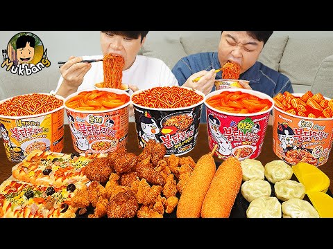 Видео: ASMR MUKBANG небольшой магазин, острый рамэн, хот-доги, кимбап, ттеокбокки !! Корейский магазин