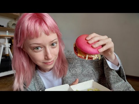 Видео: розовая девочка ест розовый бургир