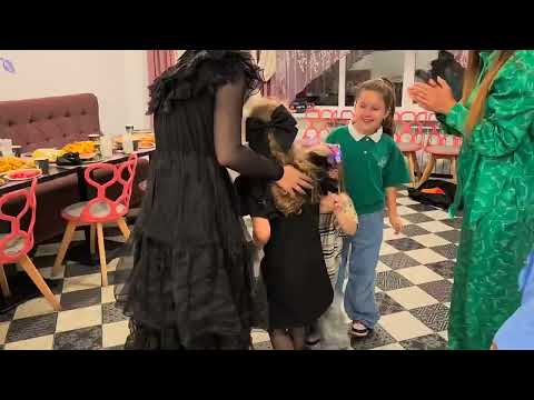 Видео: УЭНСДЭЙ НА ДНЕ РОЖДЕНИИ АЛИСЫ