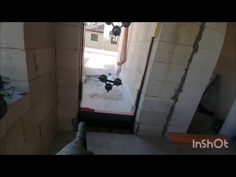 Видео: технология вклейки стеклопакета в газоблок и формирование рамок затемнения