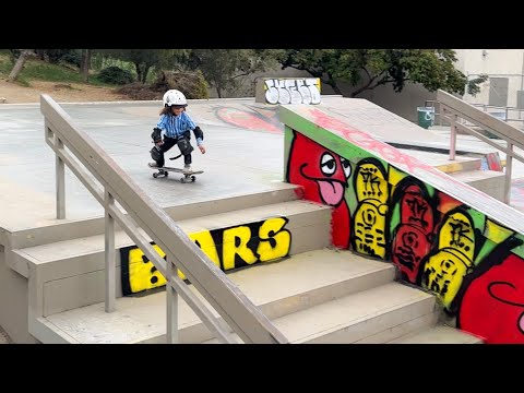 Видео: Этому ребенку НЕ следует кататься по этой лестнице...