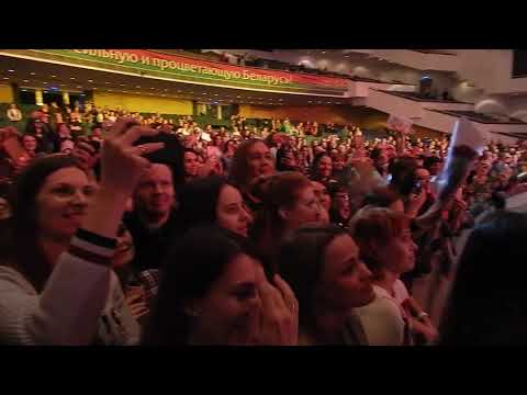 Видео: В Наталию Орейро фанаты кидают цветы после концерта. Минск 21.03.2019