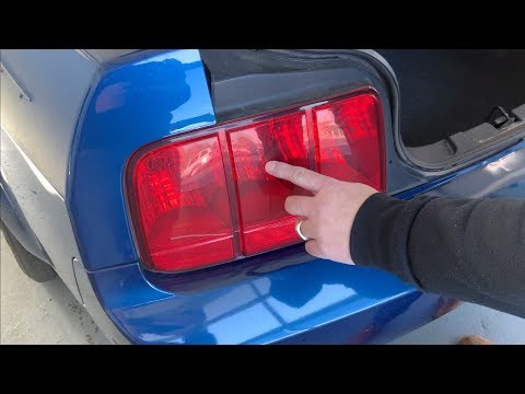 Видео: Как заменить лампу заднего фонаря Ford Mustang 2005–2009 годов
