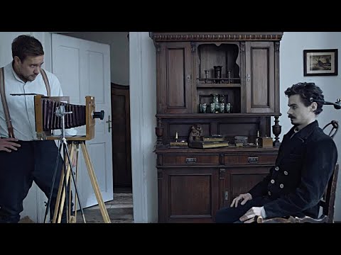 Видео: Фотографирует умерших с их семьями, но однажды его приглашают в странную деревню