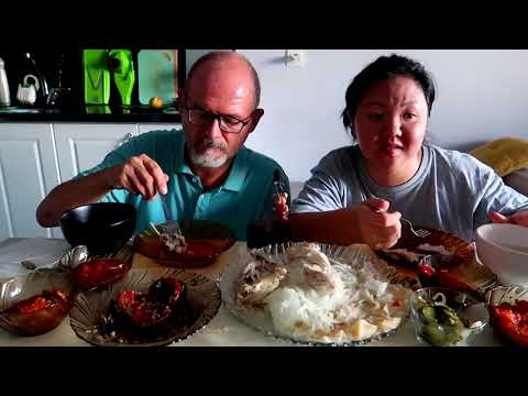 Видео: МУКБАНГ По тёмному: Бешбармак с курицей и Очень много салатов