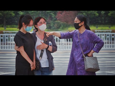 Видео: Мама ругает дочь с депрессией, что прохожие будут делать?