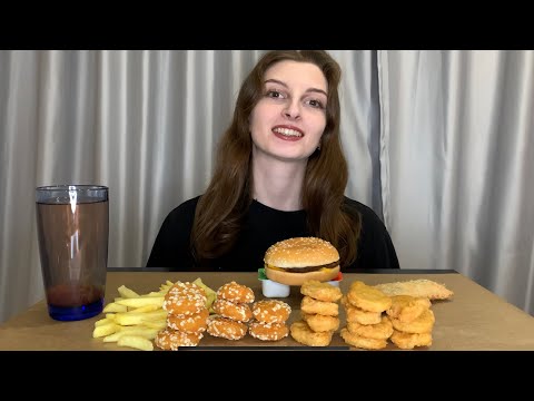 Видео: Как познакомились с парнем? / Бургер 🍔, картошка фри 🍟 , нагетсы, сырные медальоны / МУКБАНГ