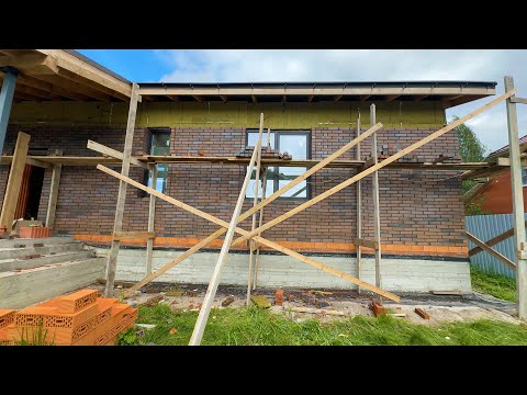Видео: Дом из КЕРАМИЧЕСКОГО БЛОКА. Фасад из облицовочного кирпича - БАВАРСКАЯ КЛАДКА Строим рядом БАНЮ.