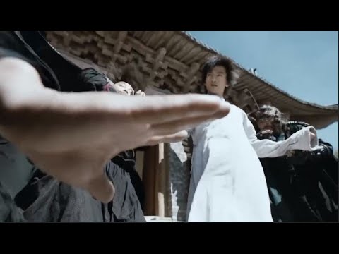 Видео: Внутренняя сила молодого монаха велика, и все, кто рядом с ним, отскакивают.