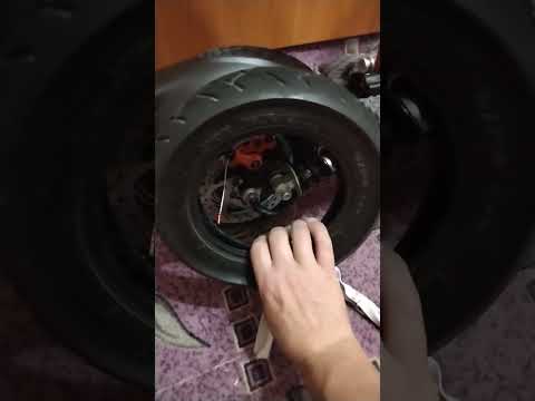Видео: Accesstyle storm 50s. поменял заднию покрышку.