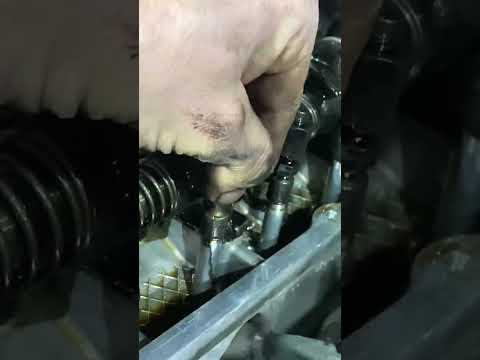 Видео: Сломался регулировочный винт оси коромысел или клапана #умз 4216