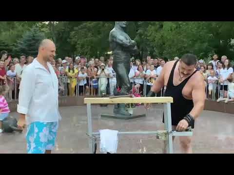 Видео: Забивание гвоздей в доску на перегонки. Вырывание гвоздя зубами из доски толщиной 5 см. Халаджи. Д