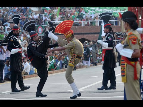 Видео: ВОИНСТВЕННЫЕ ТАНЦЫ МЕЖДУ ИНДИЕЙ И ПАКИСТАНОМ / ATTARI WAGAH BORDER INDIA PAKISTAN / भारत की सीमा