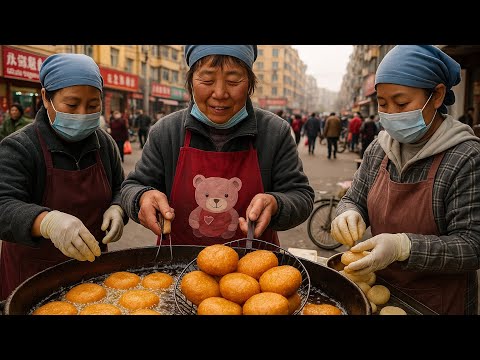 Видео: Яркий утренний рынок в Харбине, Китай: широкий выбор уличных закусок, сытный и вкусный завтрак