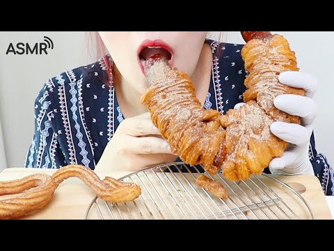 Видео: Колбаса колбаса чуррос кукурузная собака ест ASMR _ Realsound Mukbang Foodshow