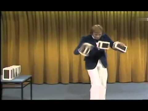 Видео: Kris Kremo, cigar box juggling / Jongleur / жонглер, 1975