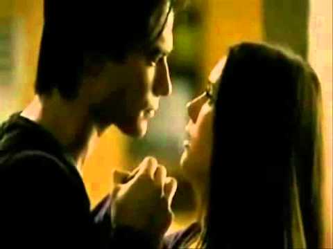 Видео: Елена и Дэймон-обними меня