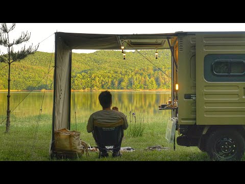 Видео: Комфортный одиночный лагерь на берегу озера впервые за восемь месяцев. Расслабляющая природа ASMR