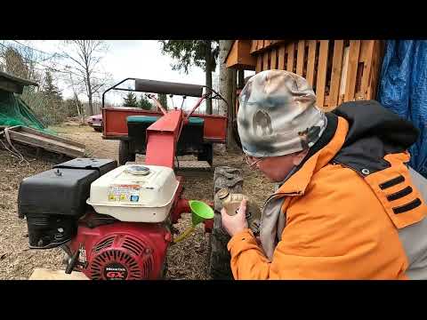 Видео: Замена масла в двигателе и воздушного фильтра в мотоблоке МТЗ-09Н.