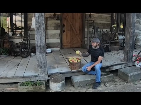 Видео: Приготовление яблочных пельменей в камине домика