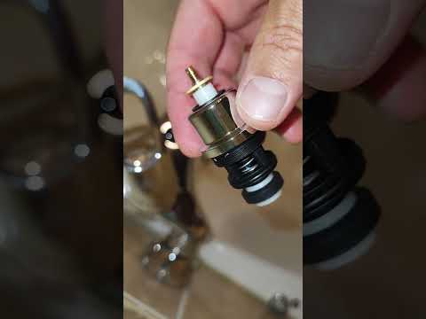 Видео: Ремонт смесителя Grohe 33539000, замена дивертора (делителя) 08915000