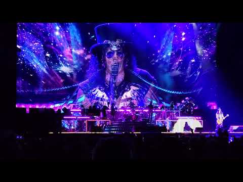Видео: GUNS N' ROSES | Rocket Queen + Slash's doing something | LIVE из Аргентины 2025