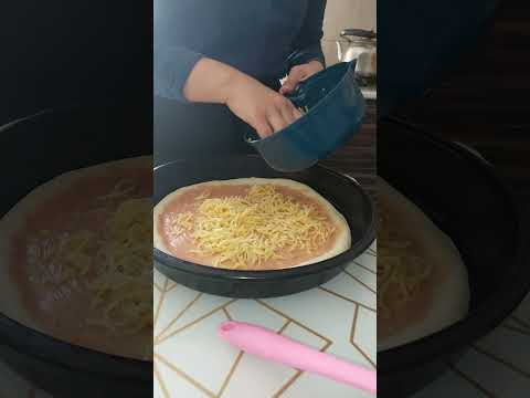 Видео: Жансая готовит пиццу🍕🍕🍕💋💋💋             #Kazakhstan #pizza #food #home #granny #granddaughter