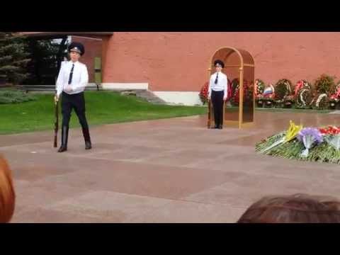 Видео: Казус на смене почетного караула
