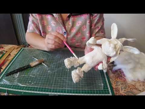 Видео: Ватная игрушка Зайка дачник. Мастер класс. Часть 5.