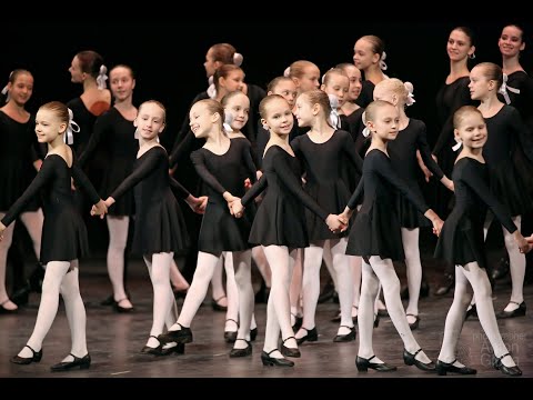 Видео: "Класс концерт", ансамбль "Школьные годы". "Class concert", ensemble "School Years".