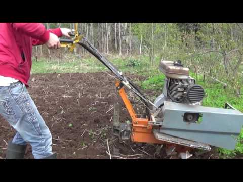 Видео: культивируем (пашем) землю мотоблоком урал