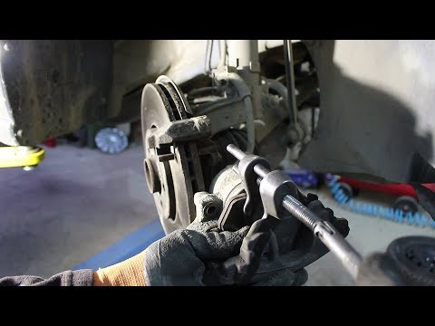 Видео: Замена передних тормозных колодок на Volkswagen POLO 1,6 Фольксваген Поло 2017 года