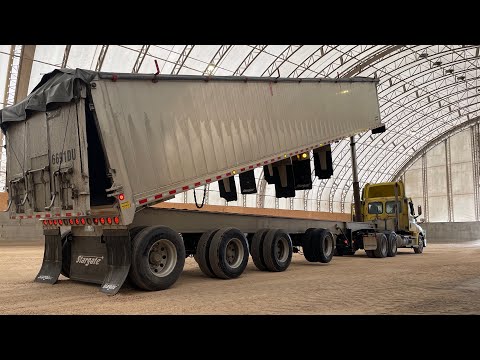 Видео: Работа на самосвале в Канаде