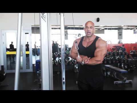 Видео: Тренировка трицепса с Виктором Мартинесом