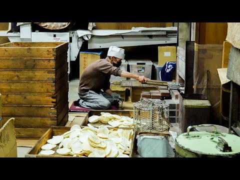 Видео: 2500 рисовых крекеров на гриле в день. Японский мастер печет сэнбэй уже 52 года.