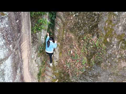 Видео: Лестница на скале настолько захватывающая, что я даже не могу стоять на ногах во время подъема.