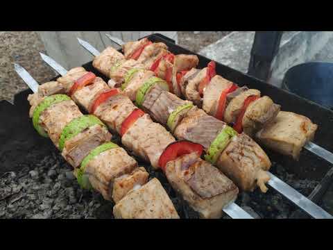 Видео: Шашлык из кеты или красная рыбка на углях вкусно, быстро.