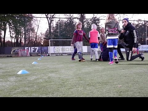 Видео: Тренировка детей 6-7 лет на обыгрыш 1 в 1 / Ловкость в разминке / Дриблинг и игра 1 на 1