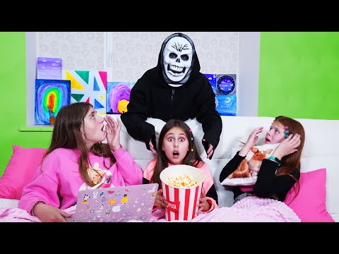 Видео: Ева и подруги УБЕГАЮТ от ПРИЗРАКА! Что он делает в школе?