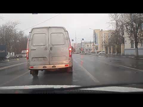 Видео: Перекрёсток площадь Гагарина город Тверь, поворот направо с улицы Индустриальная на Вагжанова.