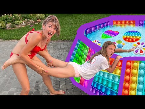 Видео: Лера хочет КУПАТЬСЯ в БАССЕЙНЕ из ПОП ИТ! Крэйзи шоу