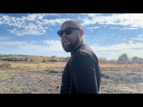 Видео: 🌾 Ми в селі — Артем проти трави! Битва року 😂