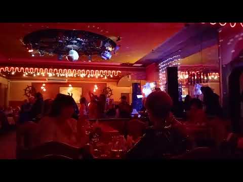 Видео: Девушка певица исполняет песню