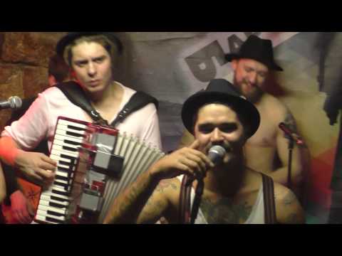 Видео: The Hatters (Шляпники) - Медлячок
