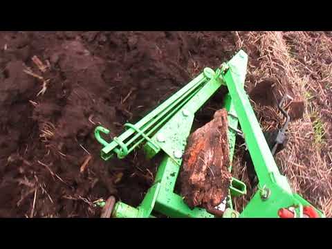 Видео: Трактор т 25 и плуг 2-25( бомет ) в работе. Тянет трудяга.