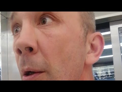 Видео: НЕ ПУСКАЮТ В ЛИФТ С ТЕРМОСУМКОЙ. ОХРЕНЕВШИЕ ОХРАННИКИ В ТЦ Prime Plaza НАПАДАЮТ НА КУРЬЕРА.