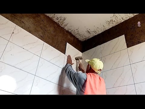 Видео: Как профессионально уложить керамическую плитку на стену в ванной | Пошаговое руководство: