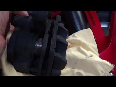 Видео: Honda NC750X — замена передних тормозных колодок