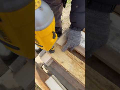 Видео: Нейлер для забивания гвоздей. Собираем ящики для транспортировки голубики. #голубикасадовая #сад